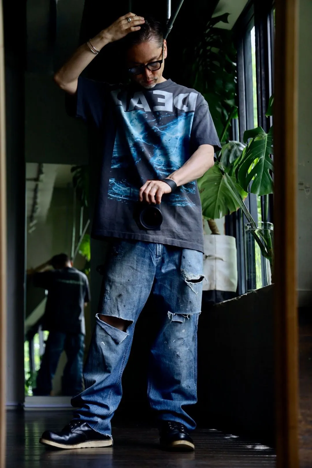 SAINT Mxxxxxx SAINT_DENIM PANTS/PAINTER /BLUE Logging trousers with knife-cut holes and splashed ink. Patch jeans. Blue S-XL. All accessories are molded and customized. Super heavy work. Washed and distressed. Knife-cut holes. Artificial splashed ink graffiti. Authentic version. Loose and stylish.